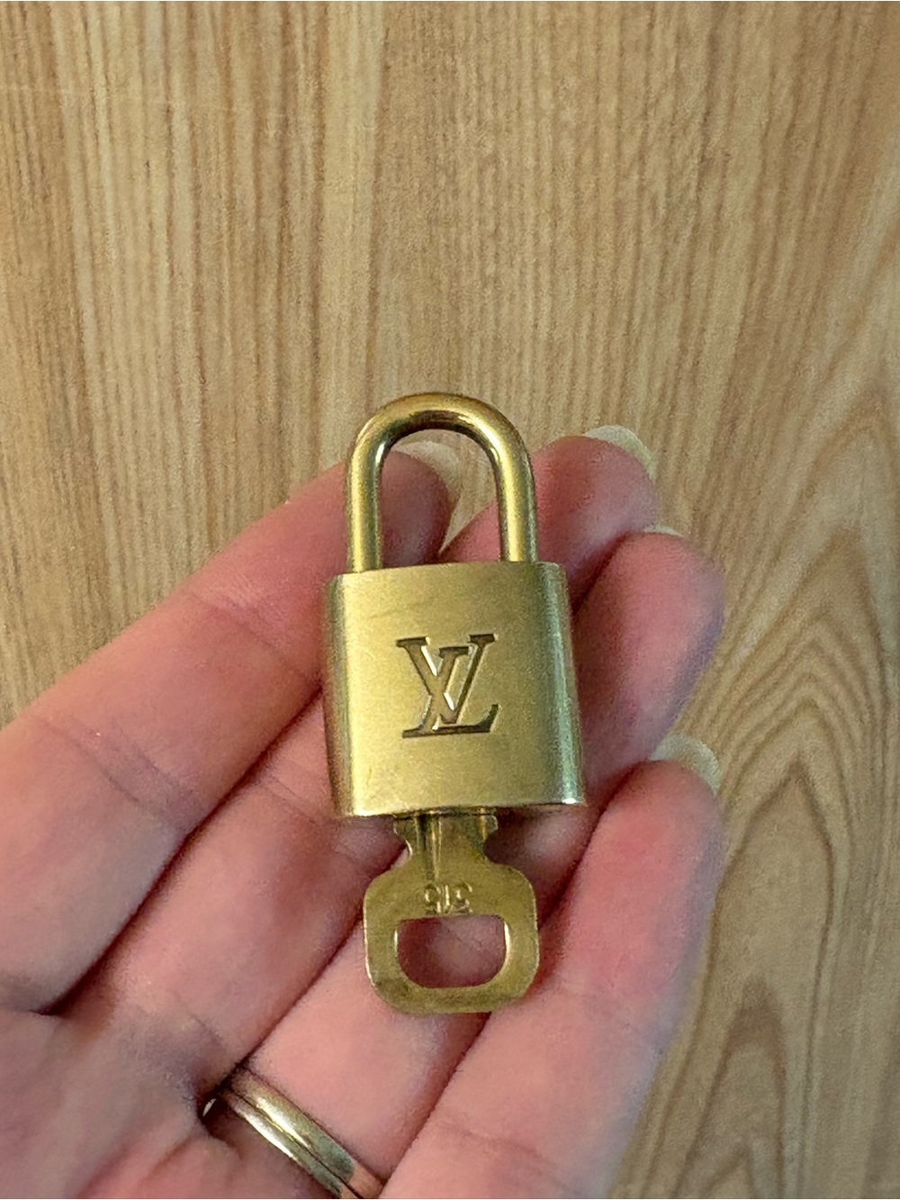 Auth Louis Vuitton Lock and Key 315 - Picture 6 of 6
